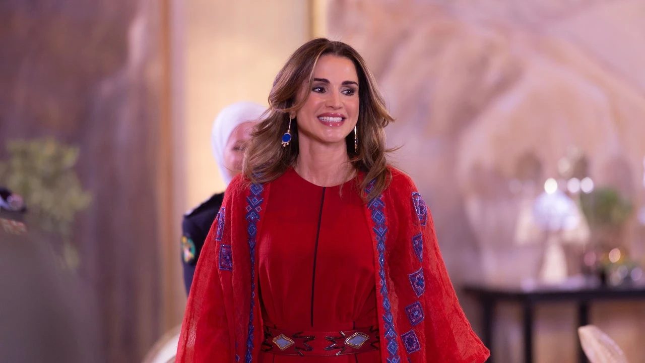 Rania de Jordania con un vestido con simbología e historia en la inauguración del Gran Museo Egipcio