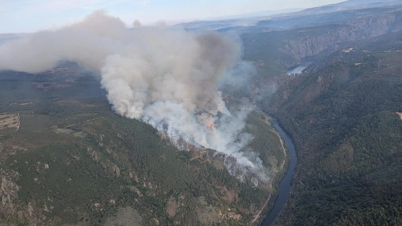 Decretado el nivel 2 de emergencia por un incendio en Pantón (Lugo) próximo a un núcleo urbano