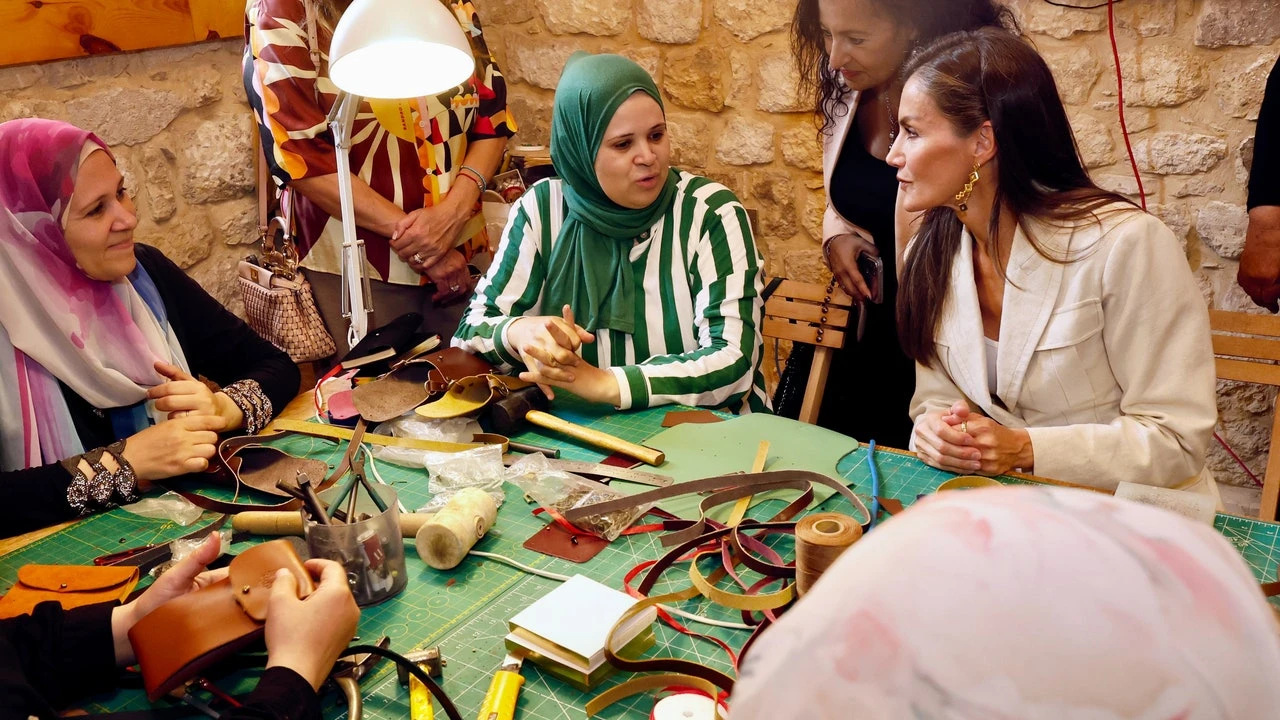 La Reina Letizia sorprende en la Ciudad de los Muertos con una chaqueta cairota y un look cargado de simbolismo