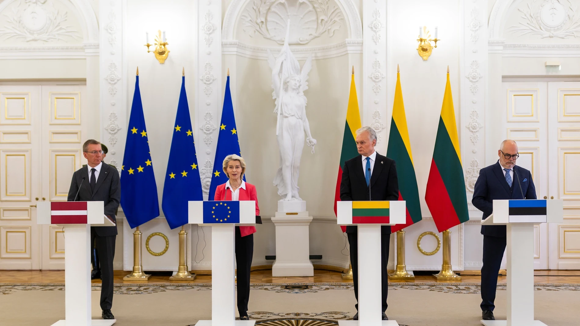 Von der Leyen viaja a Lituania para coordinar una respuesta a la incursión de drones en los países bálticos