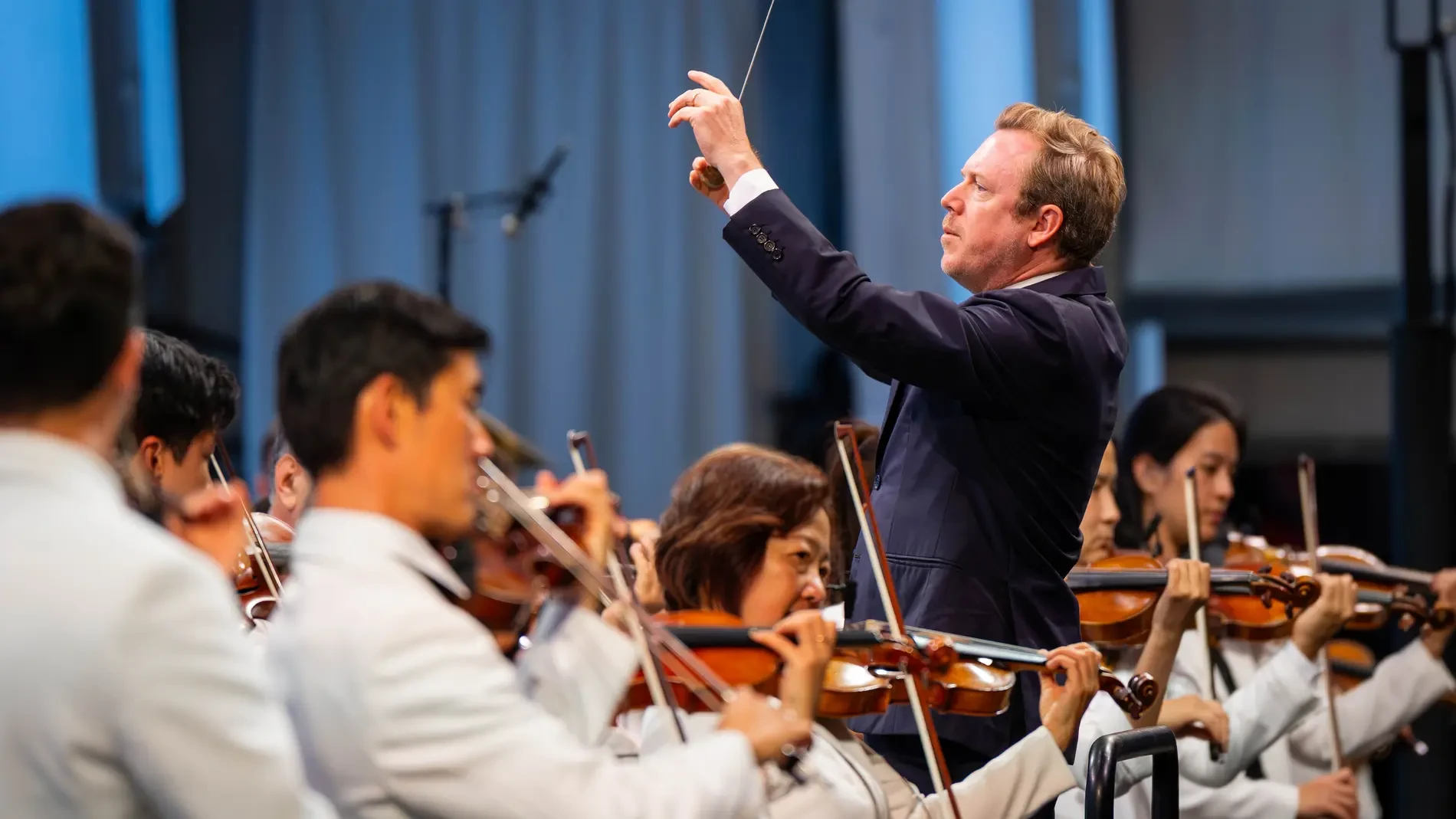 Daniel Harding, director y piloto de Airbus, tomará los mandos de la Filarmónica de Los Ángeles