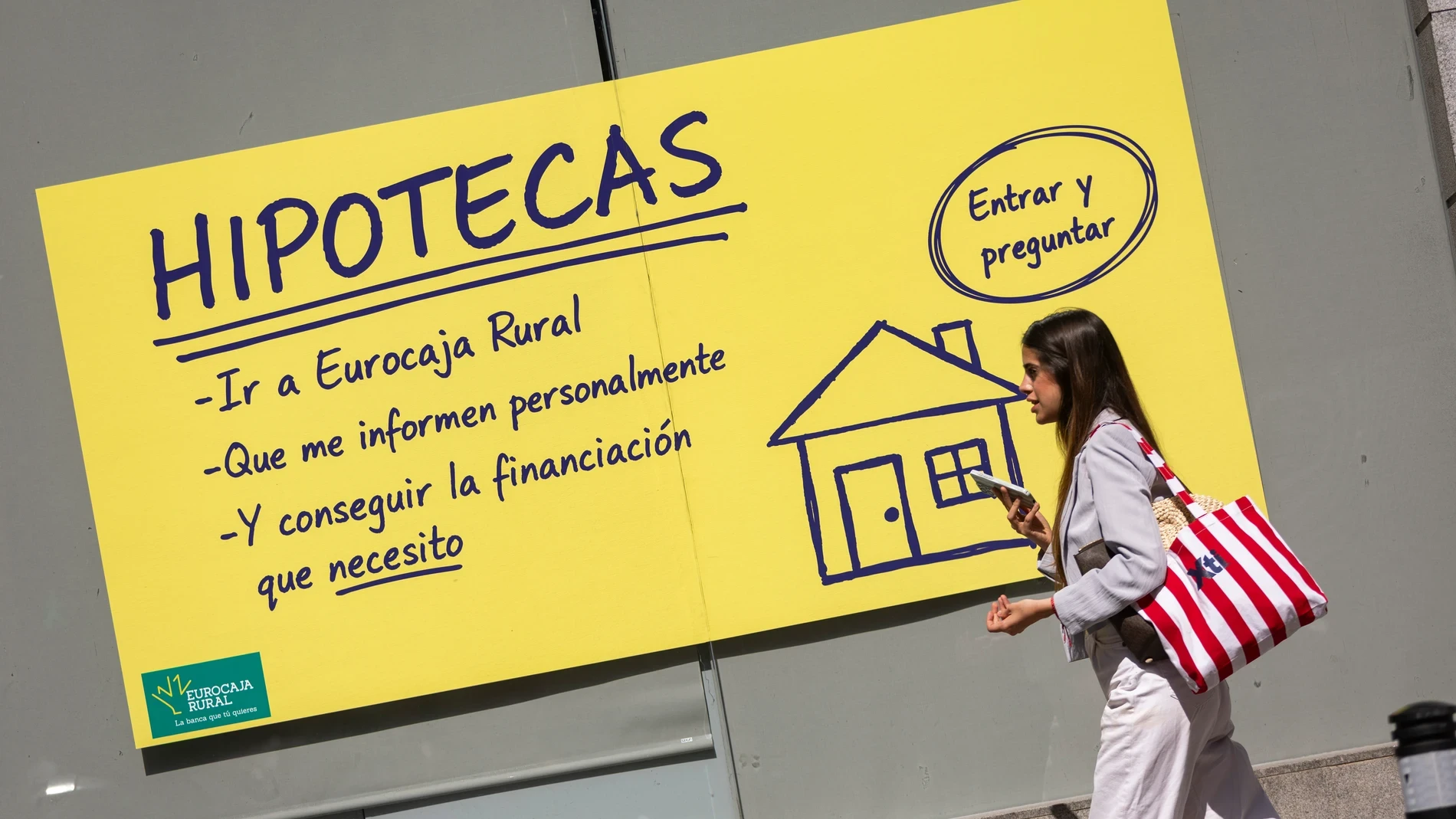 Los elevados precios frenan las ventas y obligan a las familias a tirar cada vez más de hipotecas, que suben un 9% en marzo