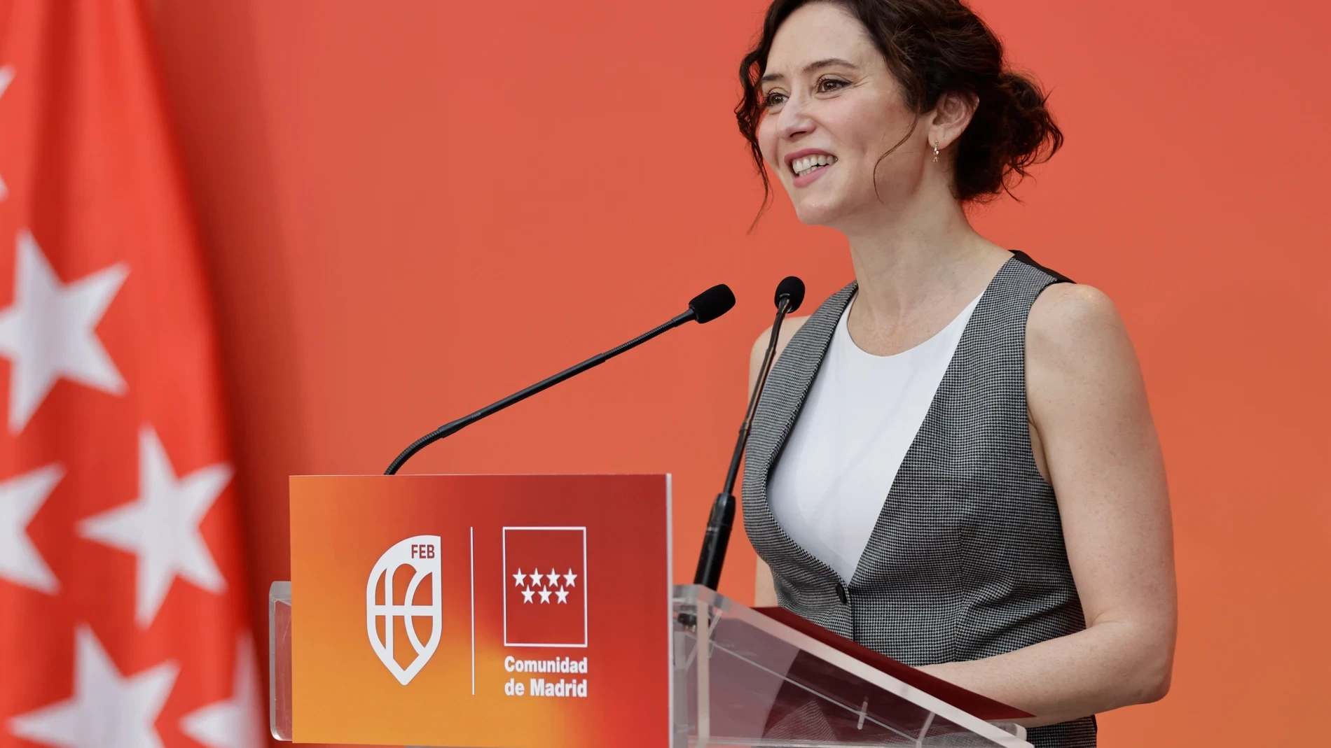 Isabel Díaz Ayuso se olvida de la blazer en pleno calor de Madrid y confirma el chaleco como el look más elegante de oficina