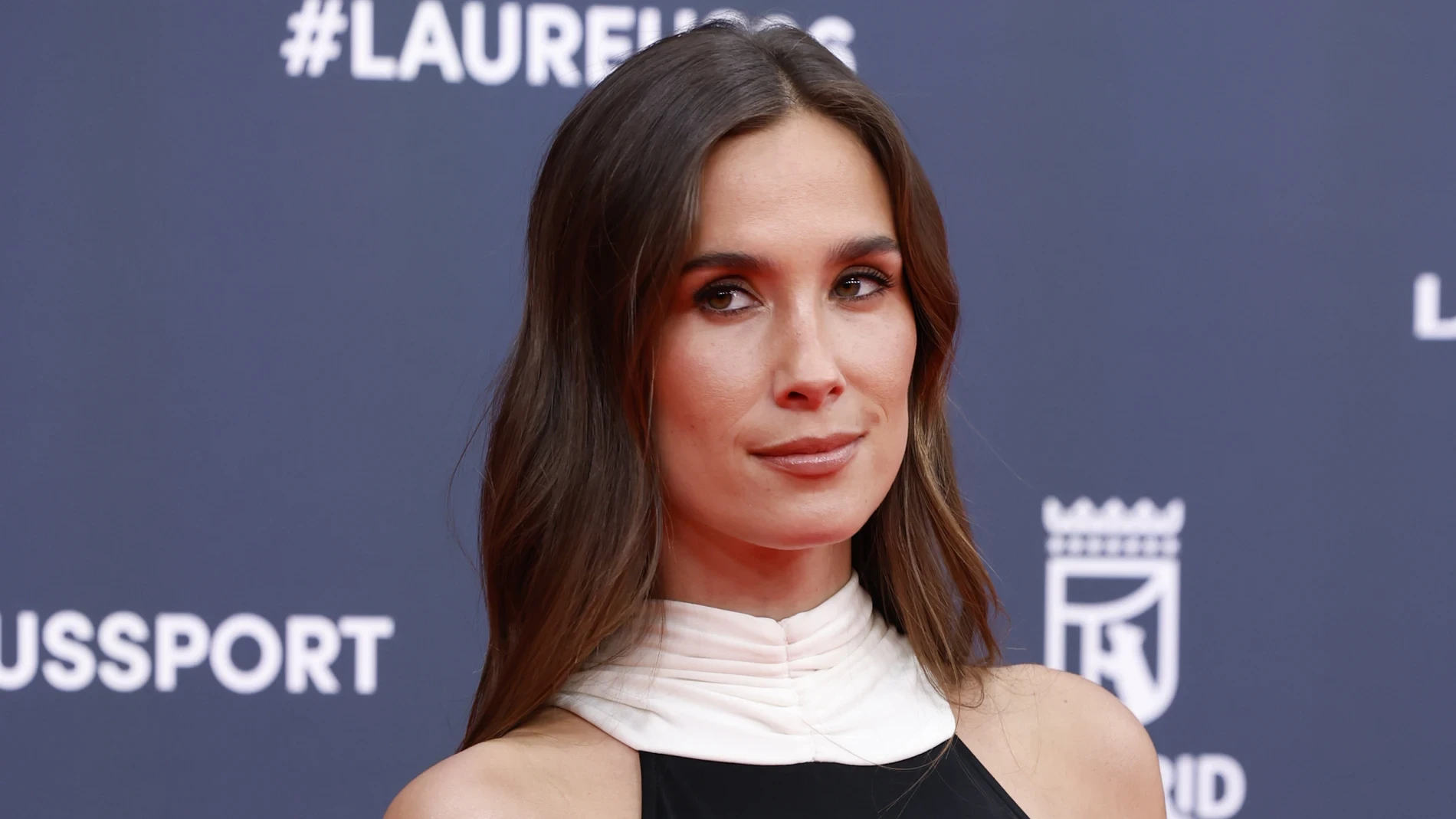 María Pombo confirma que el conjunto de piel gris será el uniforme favorito para las noches de chicas este mayo