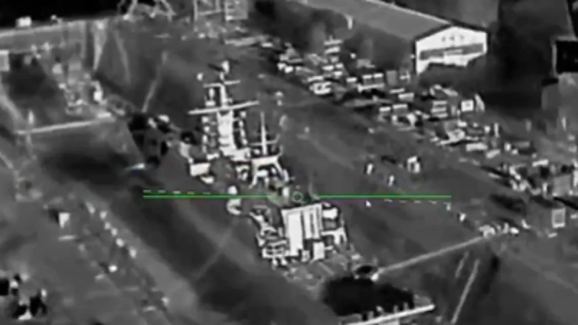 El impactante vídeo del ataque ucraniano que ha prendido fuego a un buque de guerra en el corazón de Rusia