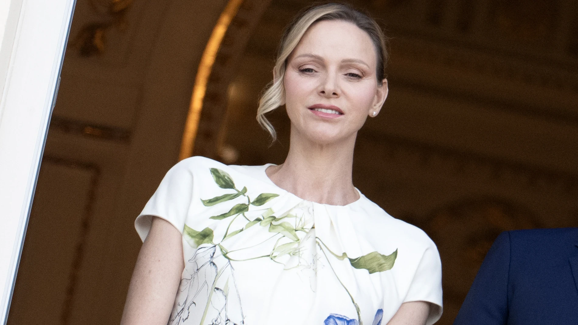 Charlène de Mónaco vuelve a casa con el vestido de flores que parece sacado de un jardín y confirma su idilio con la elegancia silenciosa