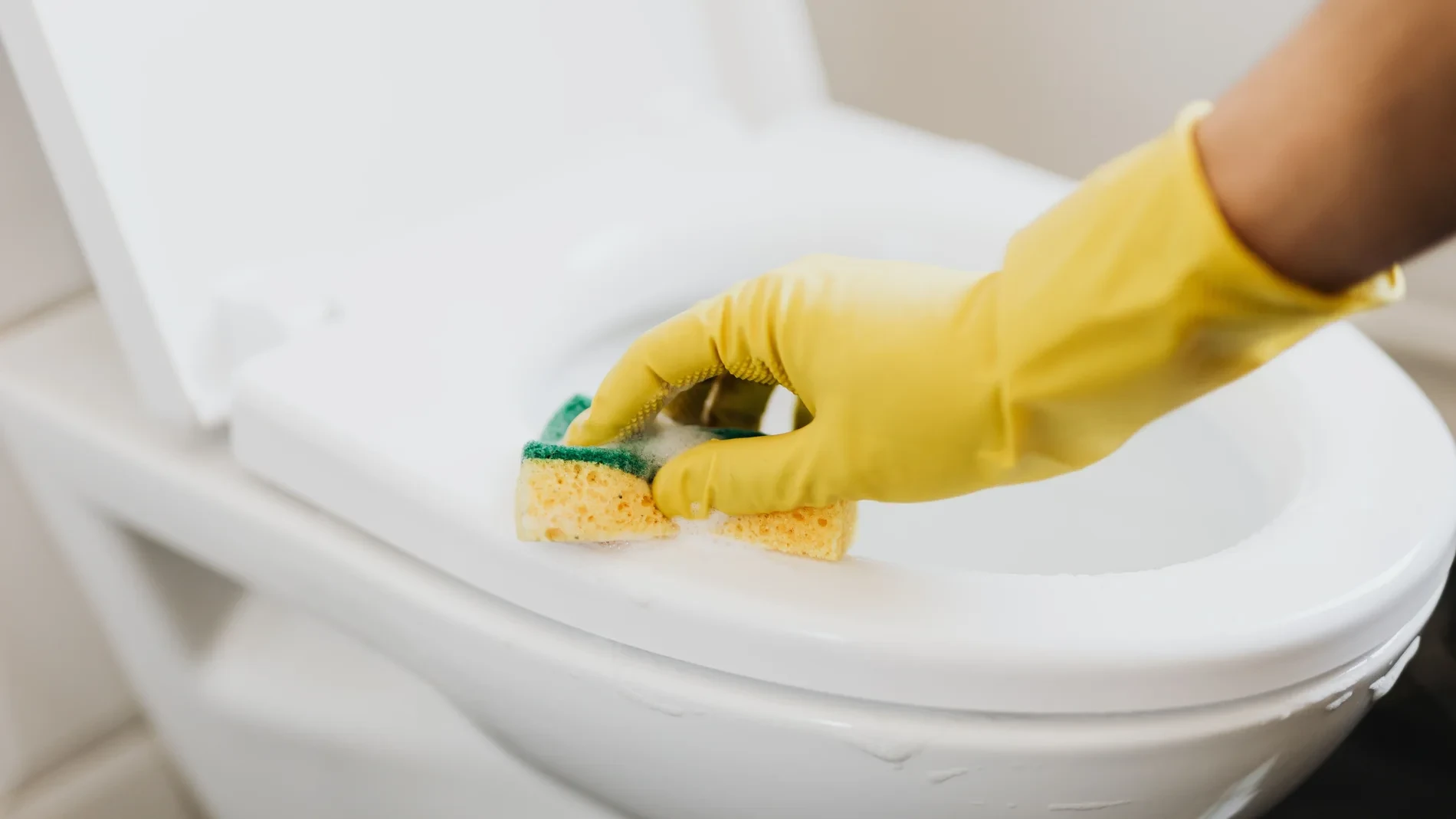 El gesto que casi todos hacen al limpiar el baño y que favorece la aparición de moho