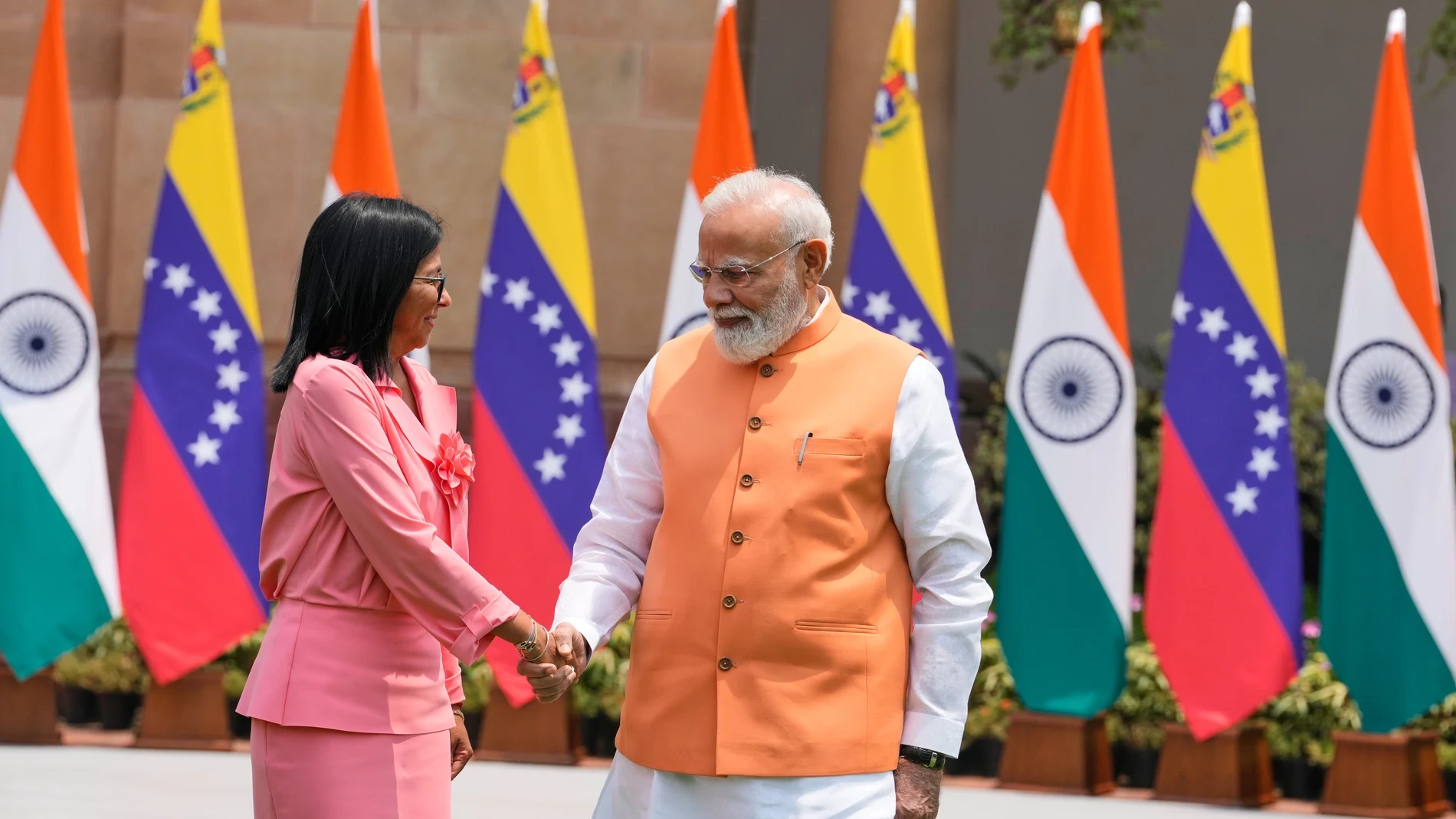 Delcy Rodríguez llega a India para fortalecer las ventas petroleras