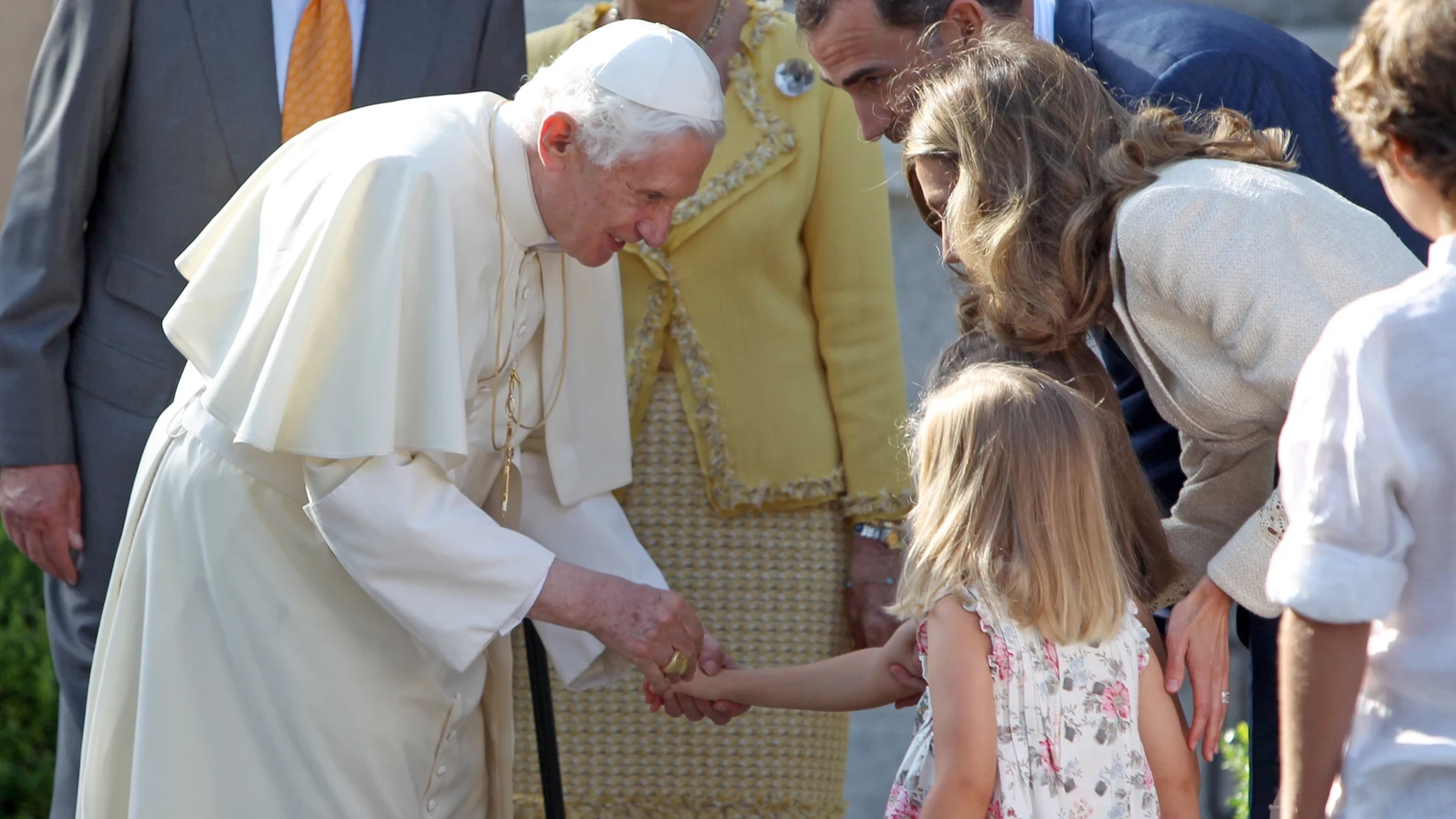 De los vestidos de flores de 2011 al negro institucional de 2026: así vestirán la Princesa Leonor y la Infanta Sofía ante el Papa León XIV, según Jesús Reyes