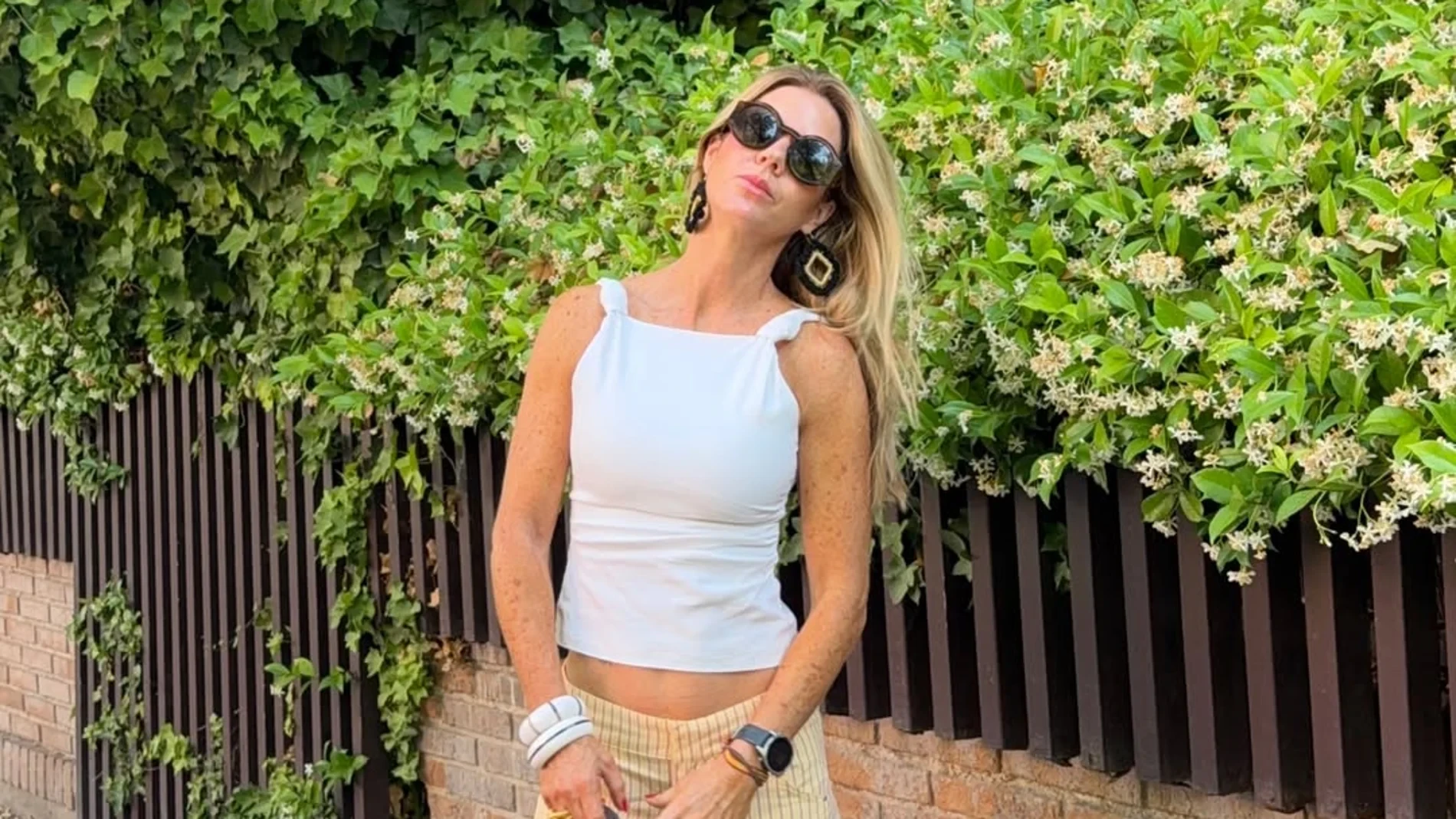 Amelia Bono tiene los pantalones de Zara que más estilizan a las mujeres bajitas este verano: de rayas, efecto piernas infinitas y por menos de 30 euros