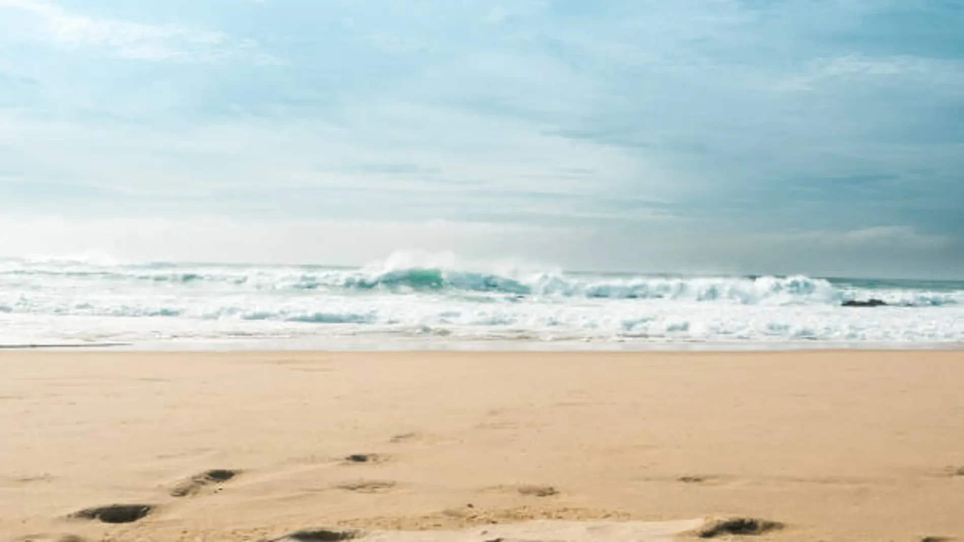 La amenaza silenciosa que se esconde bajo la arena de las playas españolas: qué ocurre si la pisas