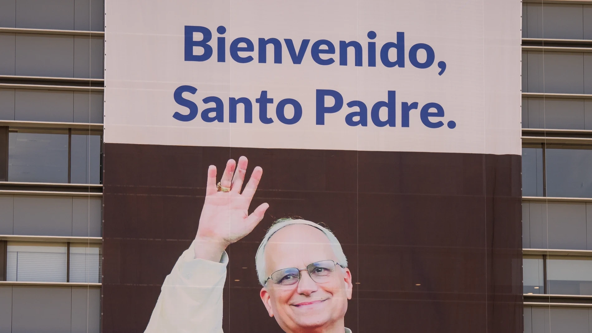 Una lona gigante para dar la bienvenida al Santo Padre