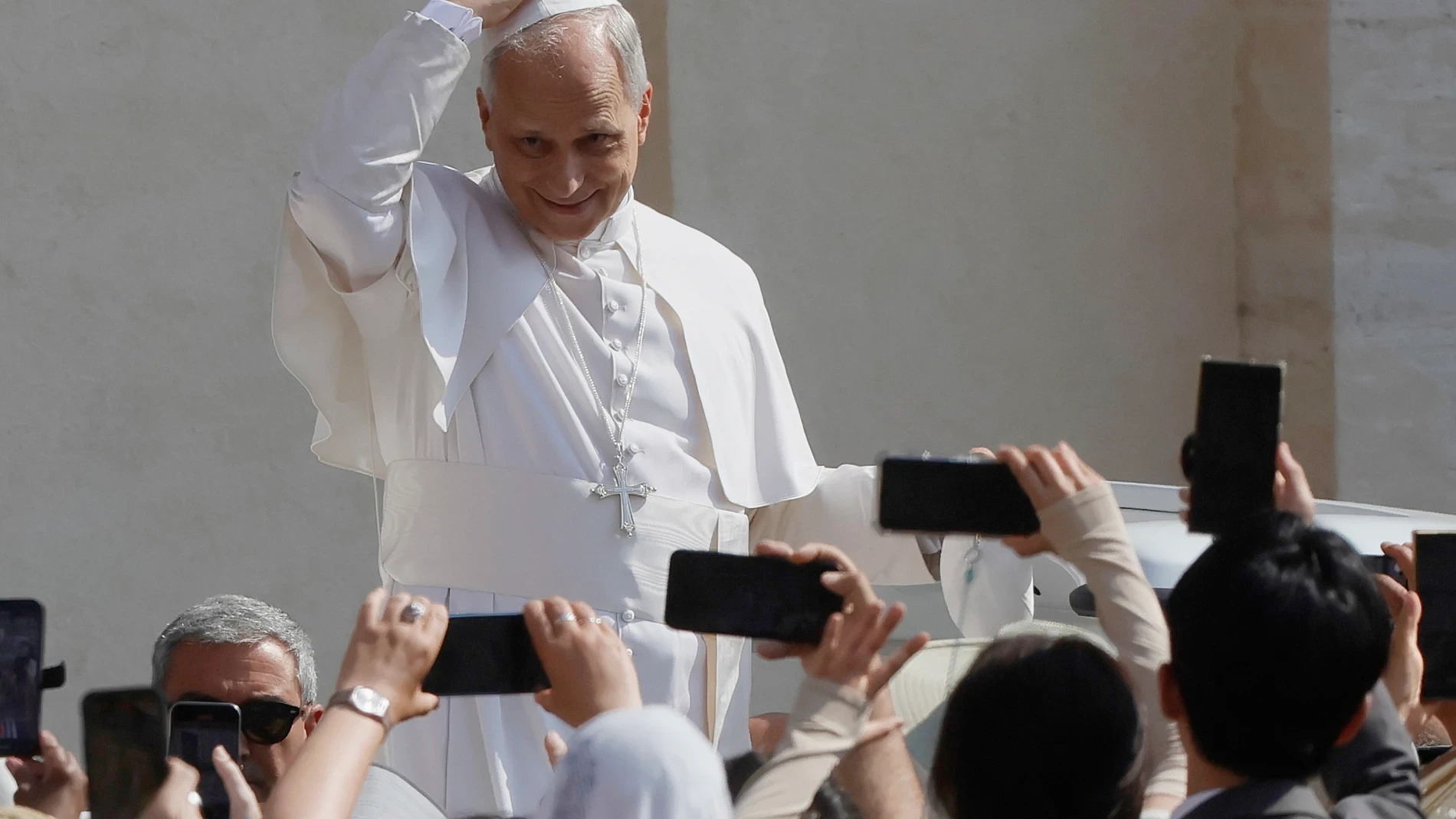 Cómo viaja el Papa León XIV: así es el avión papal por dentro
