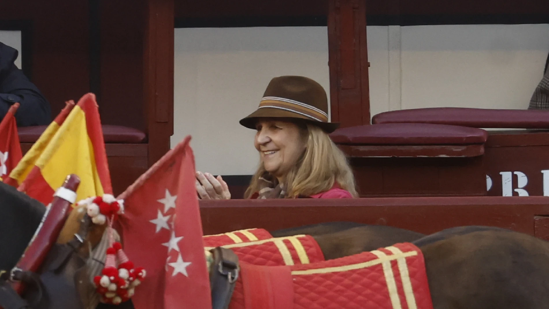 La Infanta Elena convierte una tarde de toros en San Isidro en una lección de estilo castizo con sombrero campero y gabardina fucsia