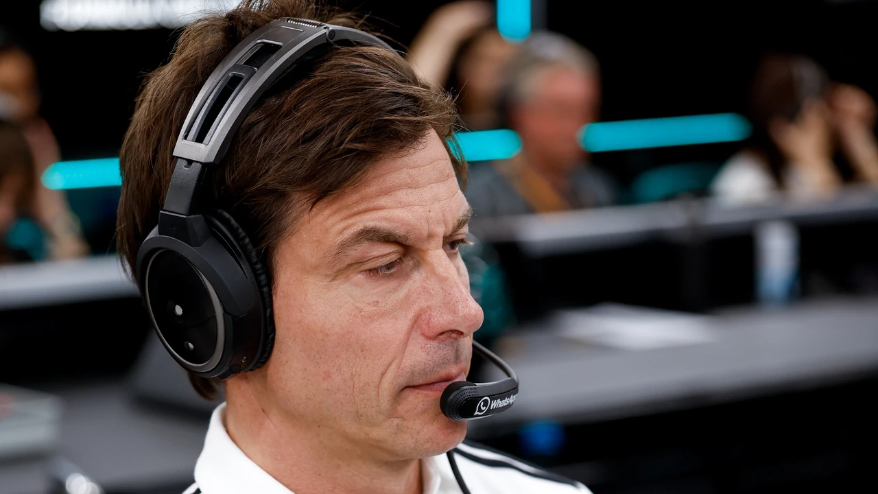 Toto Wolff revela por qué George Russell aún no tiene contrato con Mercedes para 2026