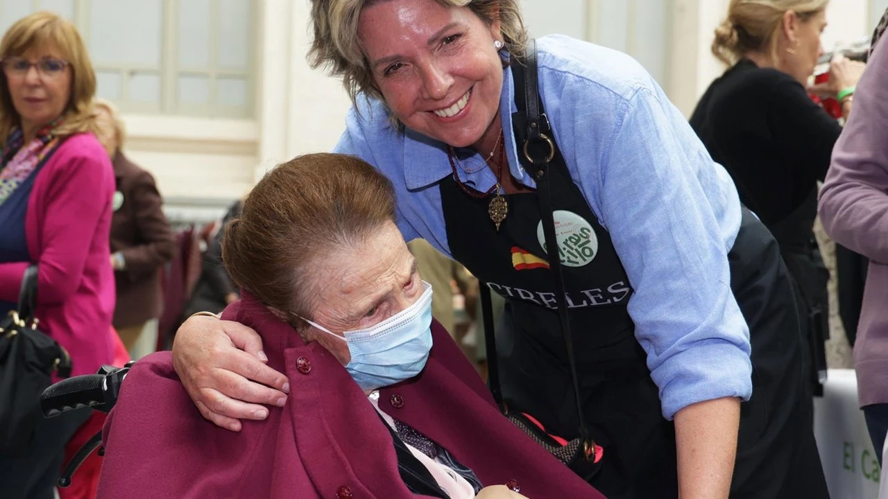 La infanta Margarita reaparece en el Rastrillo de Nuevo Futuro tras su ingreso hospitalario