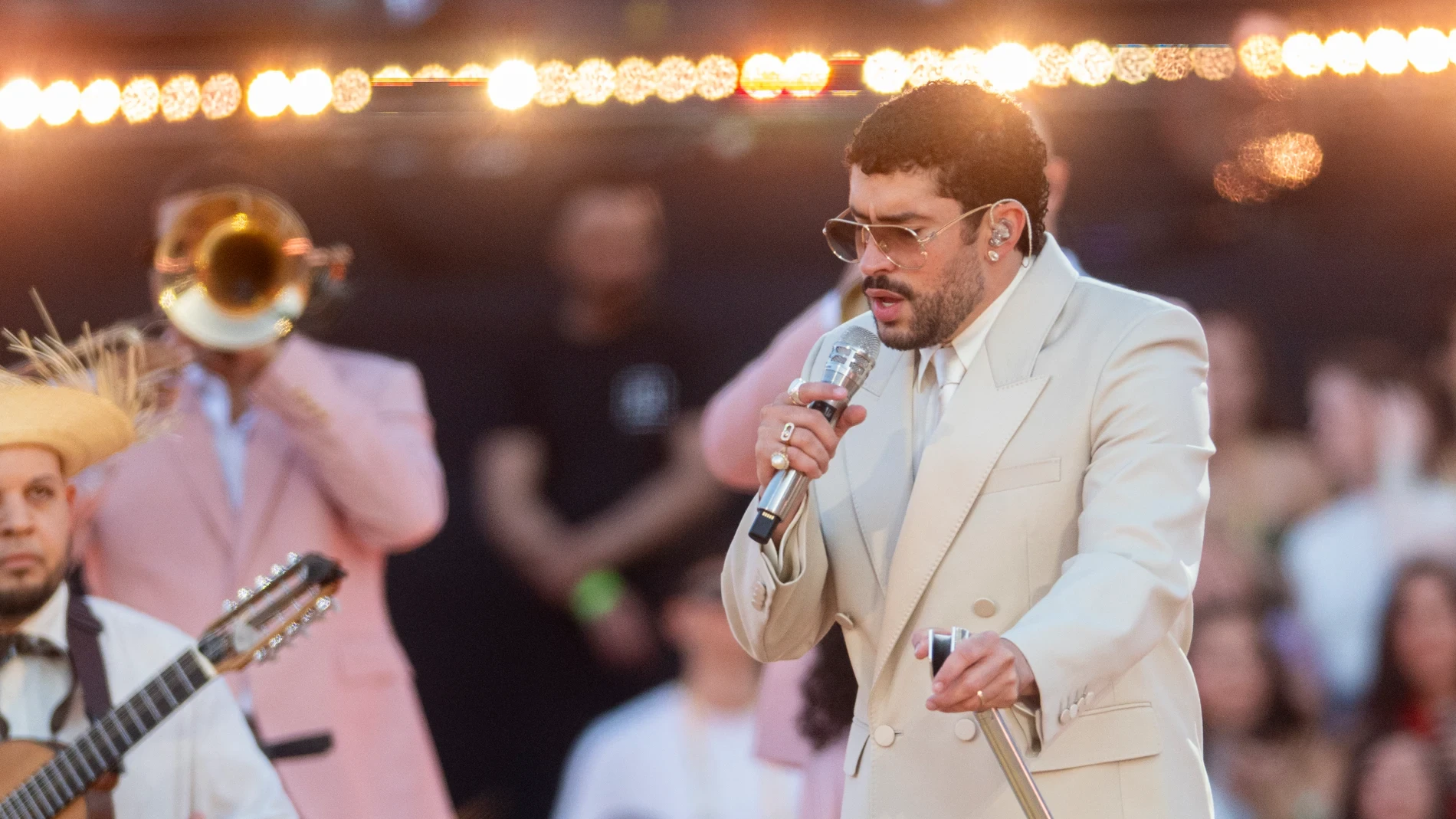 Bad Bunny ha hecho que nos compremos esta sudadera de Adidas que ha llevado en su segundo concierto en Barcelona