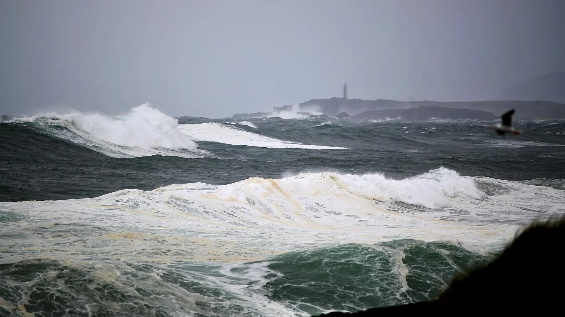 La AEMET advierte: la DANA seguirá castigando el norte este domingo mientras el sur y Canarias rozarán los 36 grados
