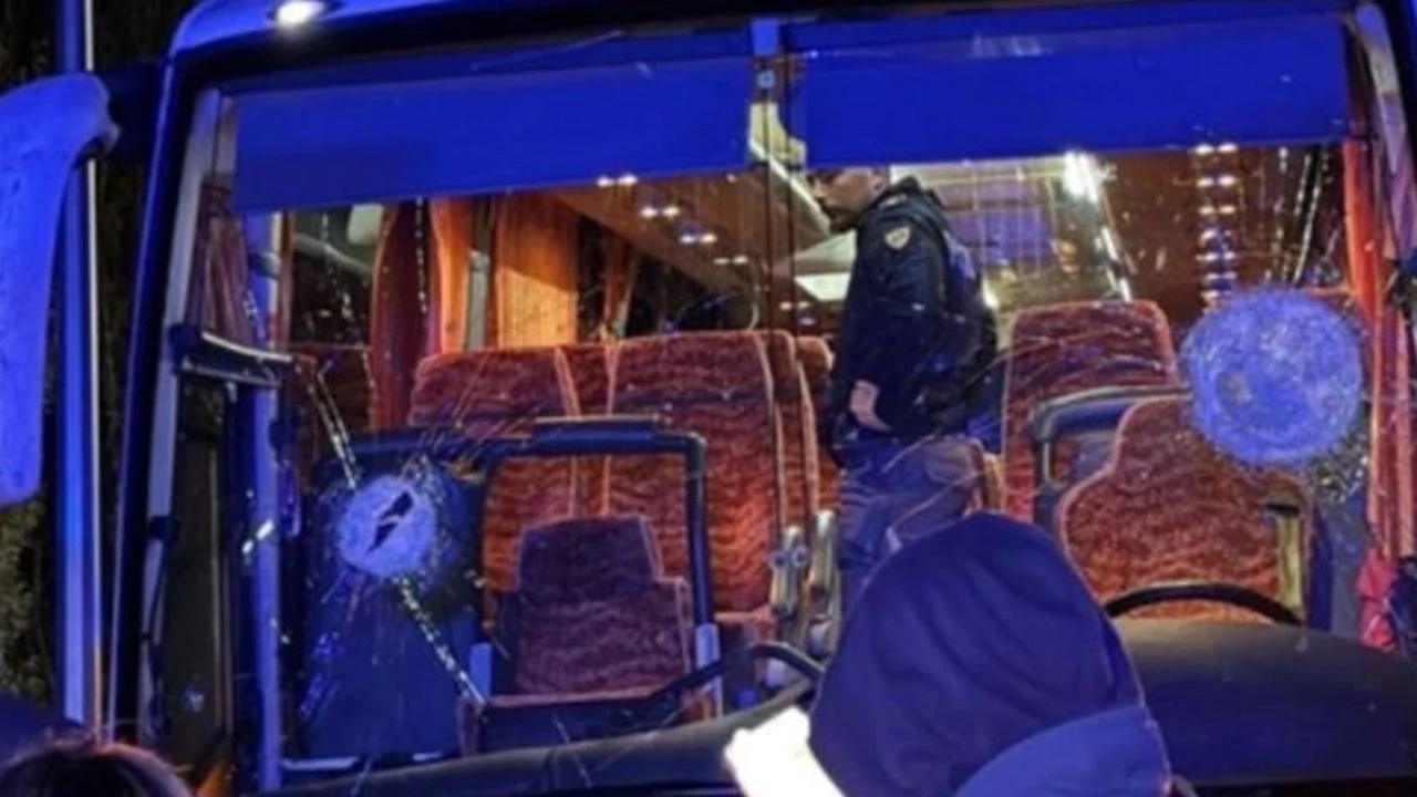 La tragedia que sacude al baloncesto: apedrean un autobús de aficionados y matan al conductor