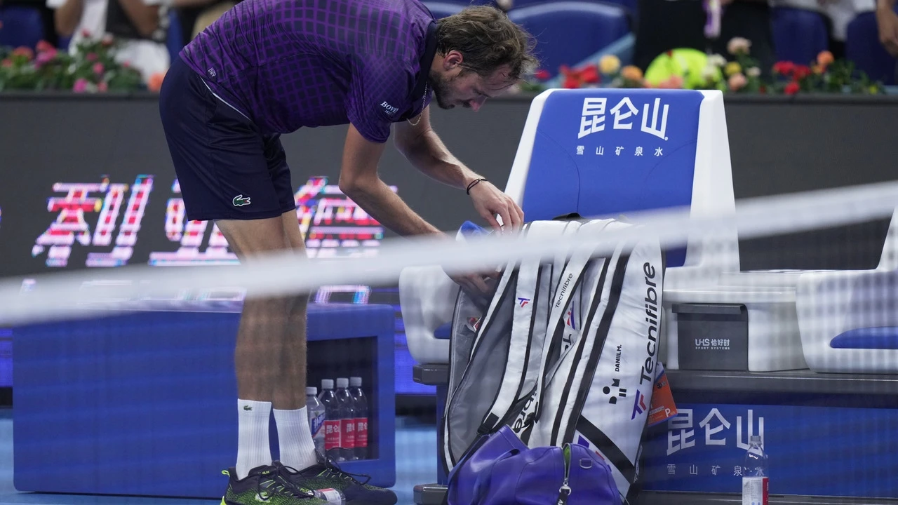 Otro lío con Medvedev: sigue jugando cojo, le pitan warning por falta de competitividad y la tiene con el árbitro en las semifinales de Pekín