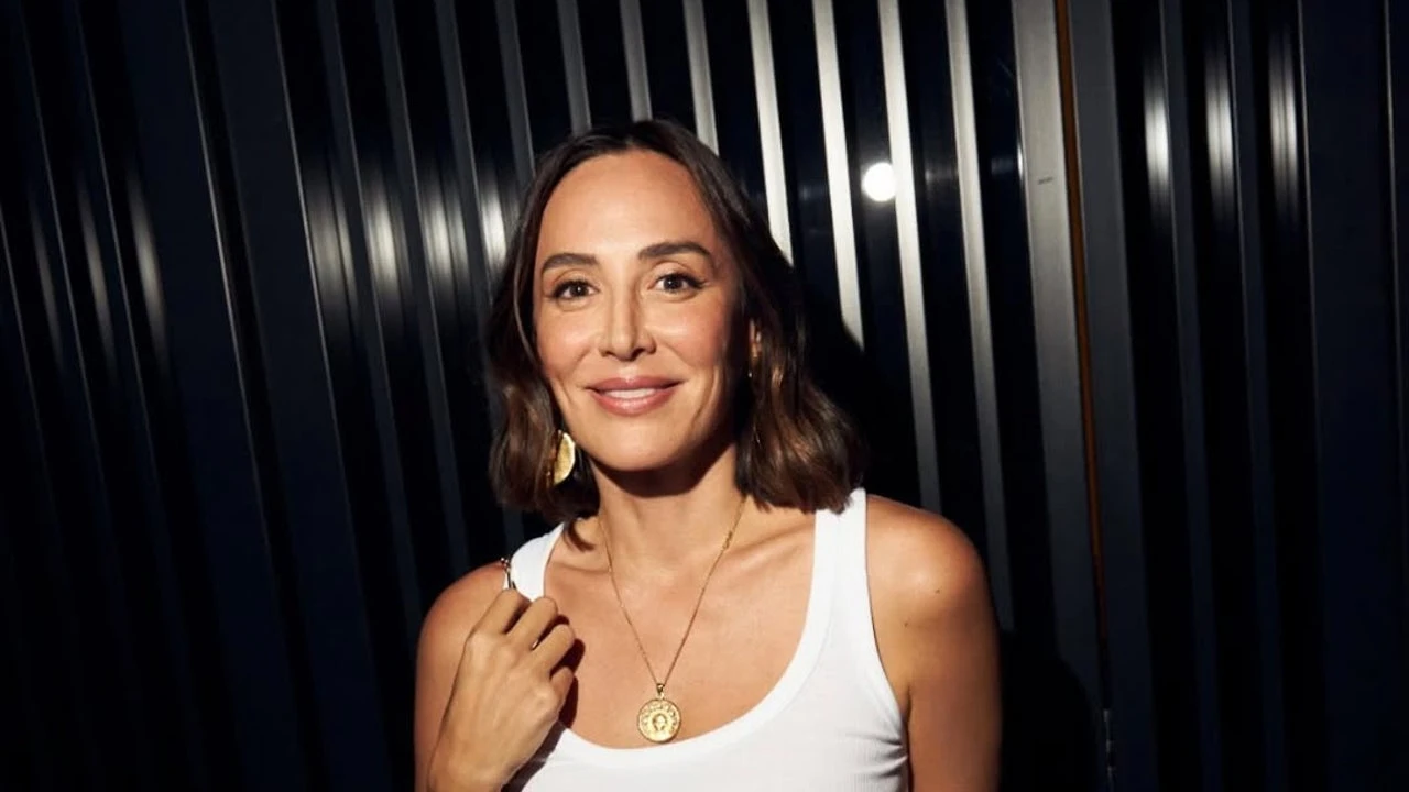 Tamara Falcó confirma que los vaqueros anchos con vuelta en el bajo son la tendencia del otoño que más rejuvenece
