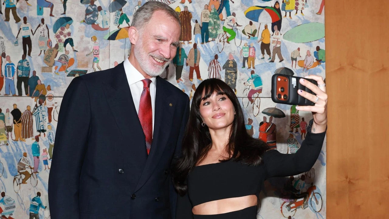 Aitana impacta en Barcelona con un lookazo Carolina Herrera y un selfie viral con el Rey Felipe