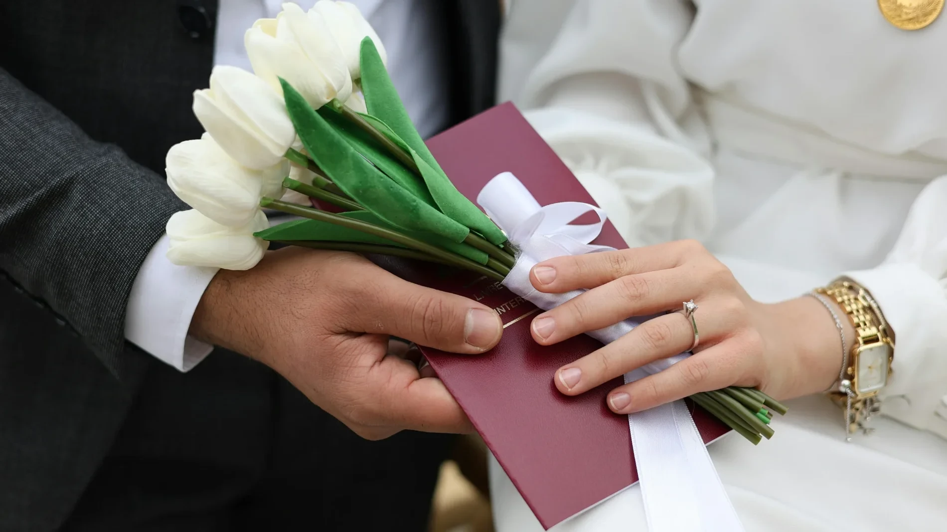 Los 10 errores de vestimenta que no debes cometer si te invitan a una boda