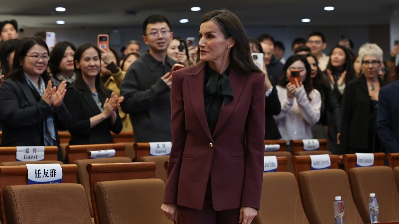 La Reina Letizia recupera su traje burgundy más icónico (y made in Madrid) para conquistar como Rosalía la Universidad de Pekín