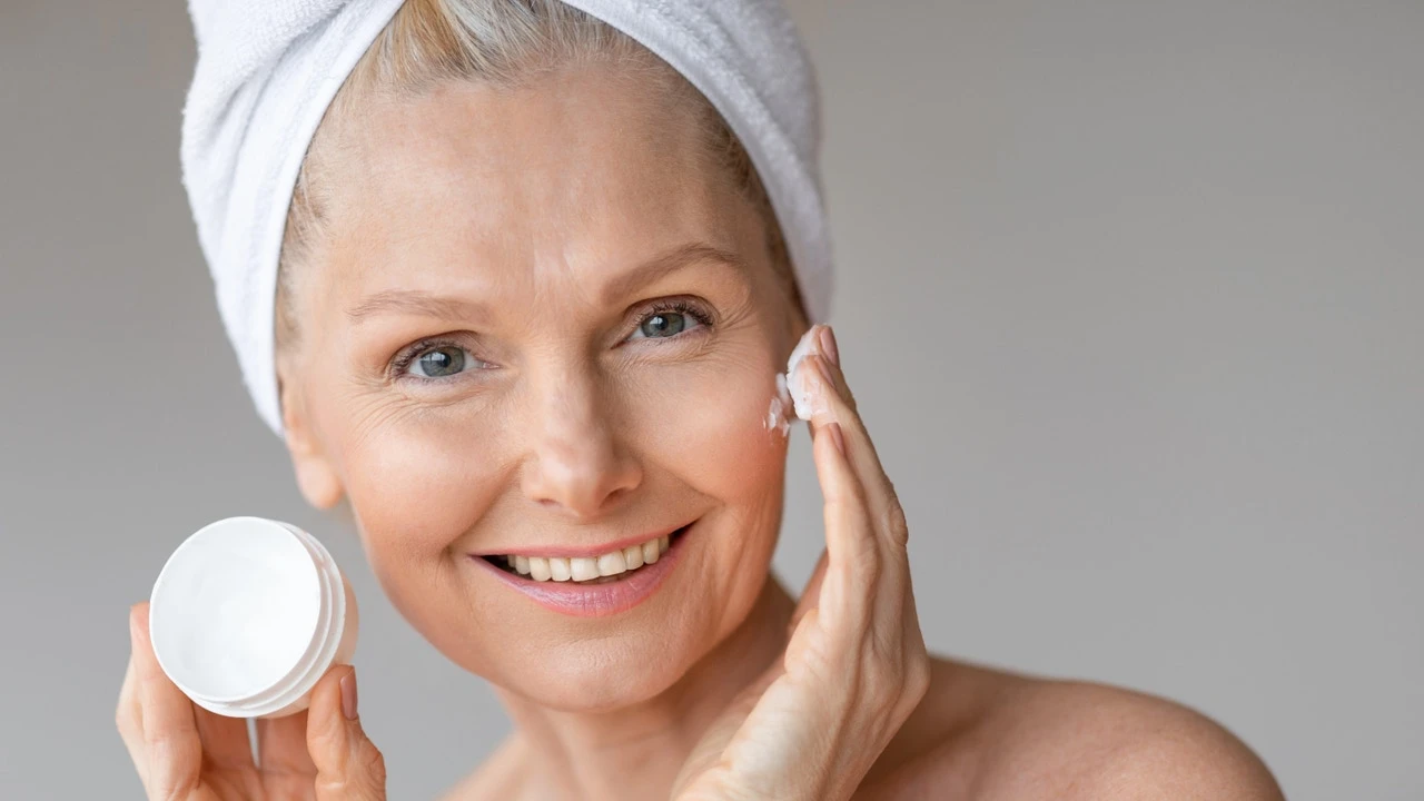 6 cremas hidratantes para piel madura con fórmulas que entienden el paso del tiempo