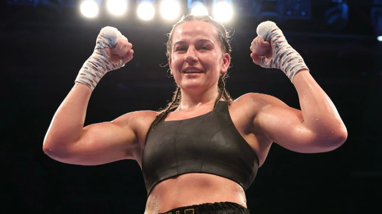 Renuncia a su título mundial de boxeo por no poder competir como un hombre