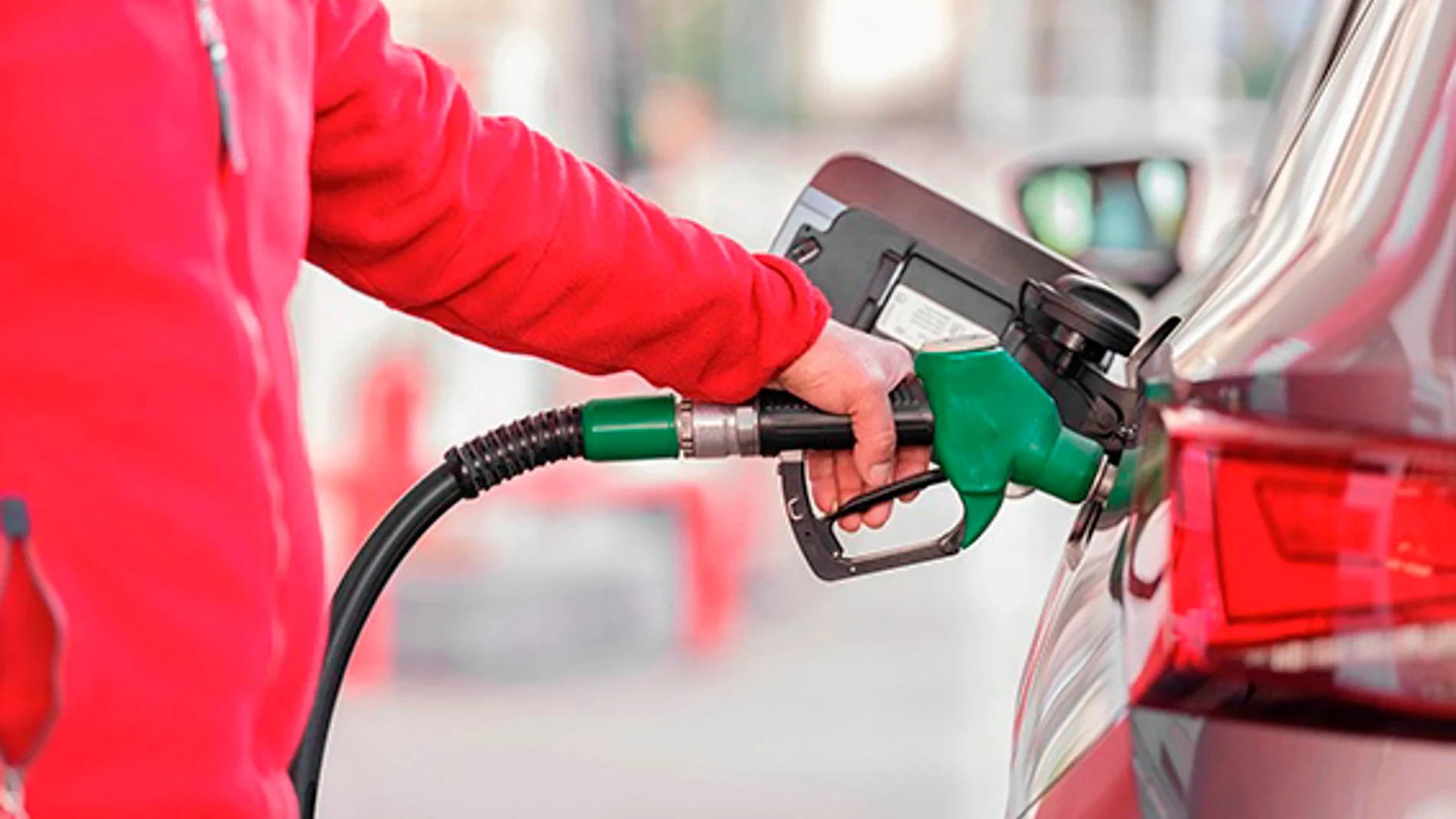 La CNMC lo confirma: las gasolineras no han aprovechado la rebaja del IVA para subir precios