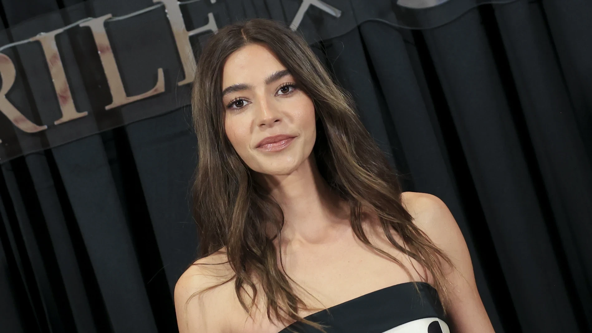 Rocío Crusset se casa en Nueva York con el vestido de novia más especial: diseñado por ella misma, de encaje floral y con flores naturales en el pelo
