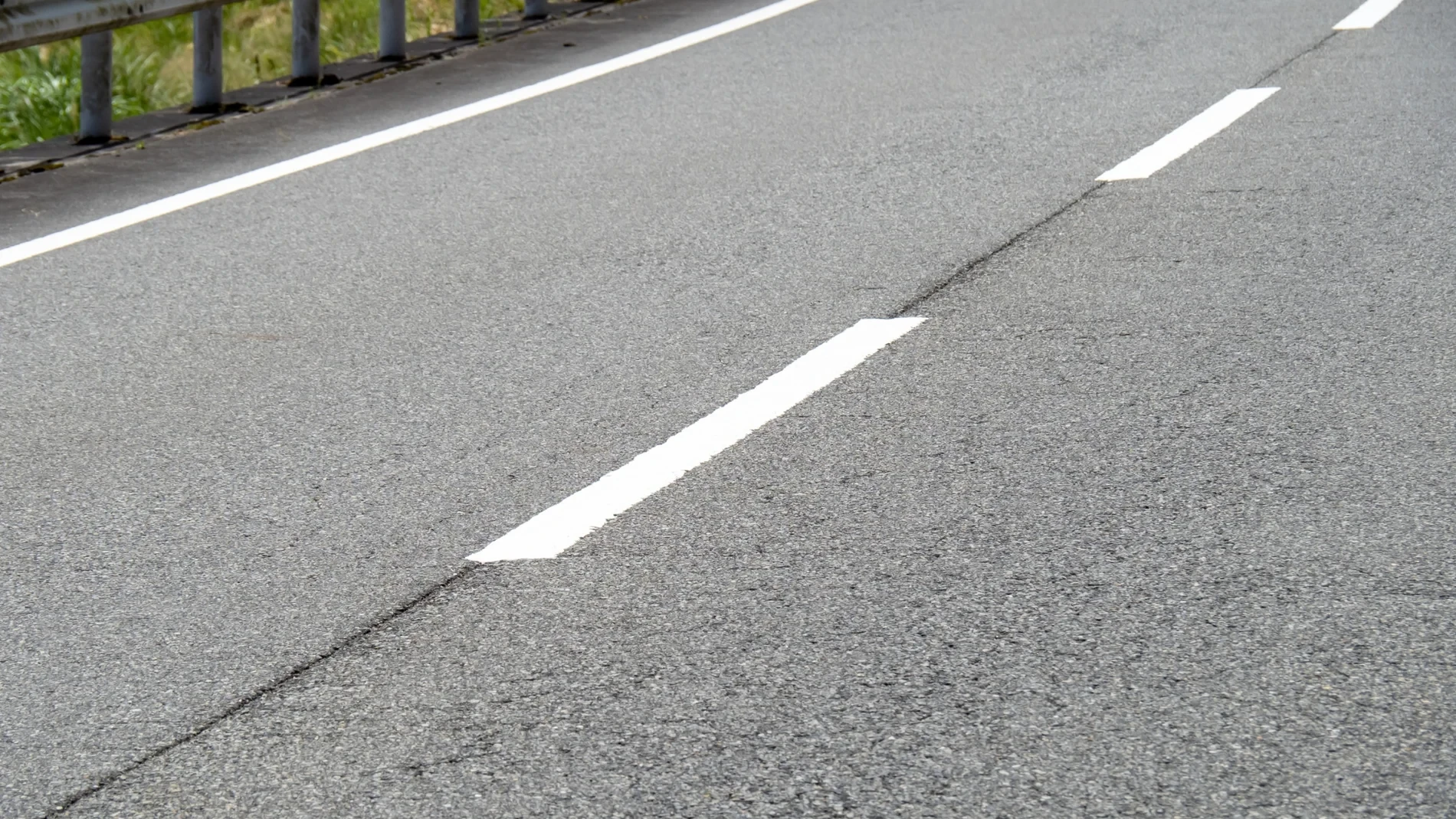 Confirmado por un especialista en conducción: este es el error que comete todo el mundo con la línea discontinua en carretera