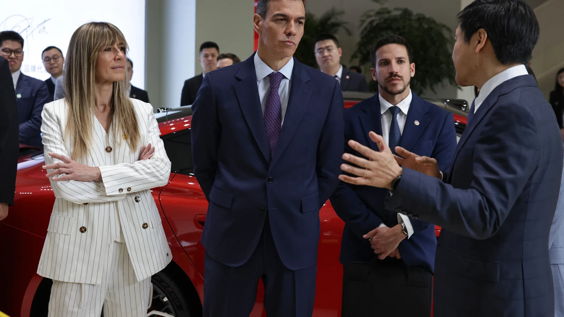 Begoña Gómez aparece por sorpresa en China con el traje de raya diplomática que será el uniforme más elegante de 2026