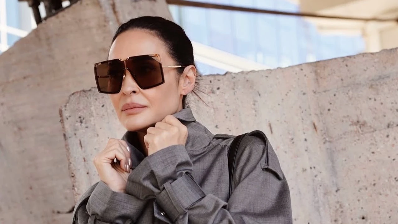 Ni el frío ni la lluvia en Madrid pueden con el abrigo de plumas XL de Vicky Martín Berrocal