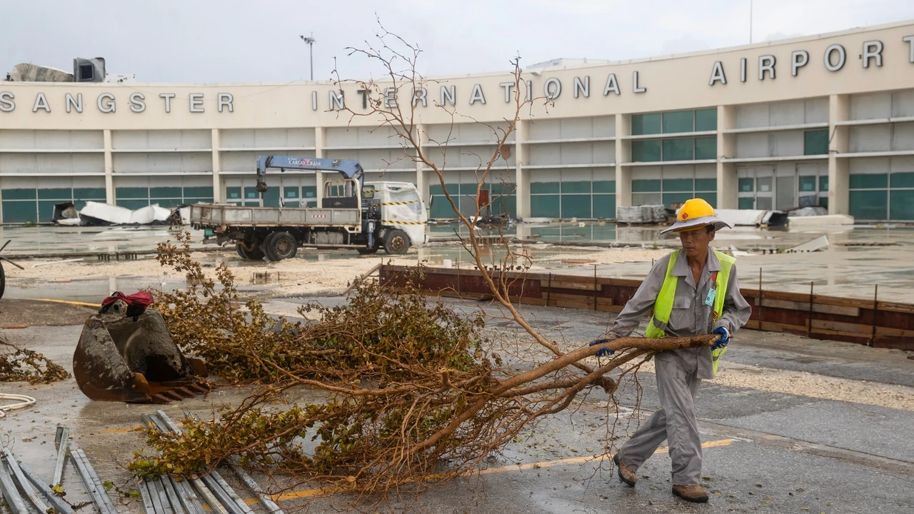 Los turistas abandonan Jamaica tras varios días atrapados por el huracán