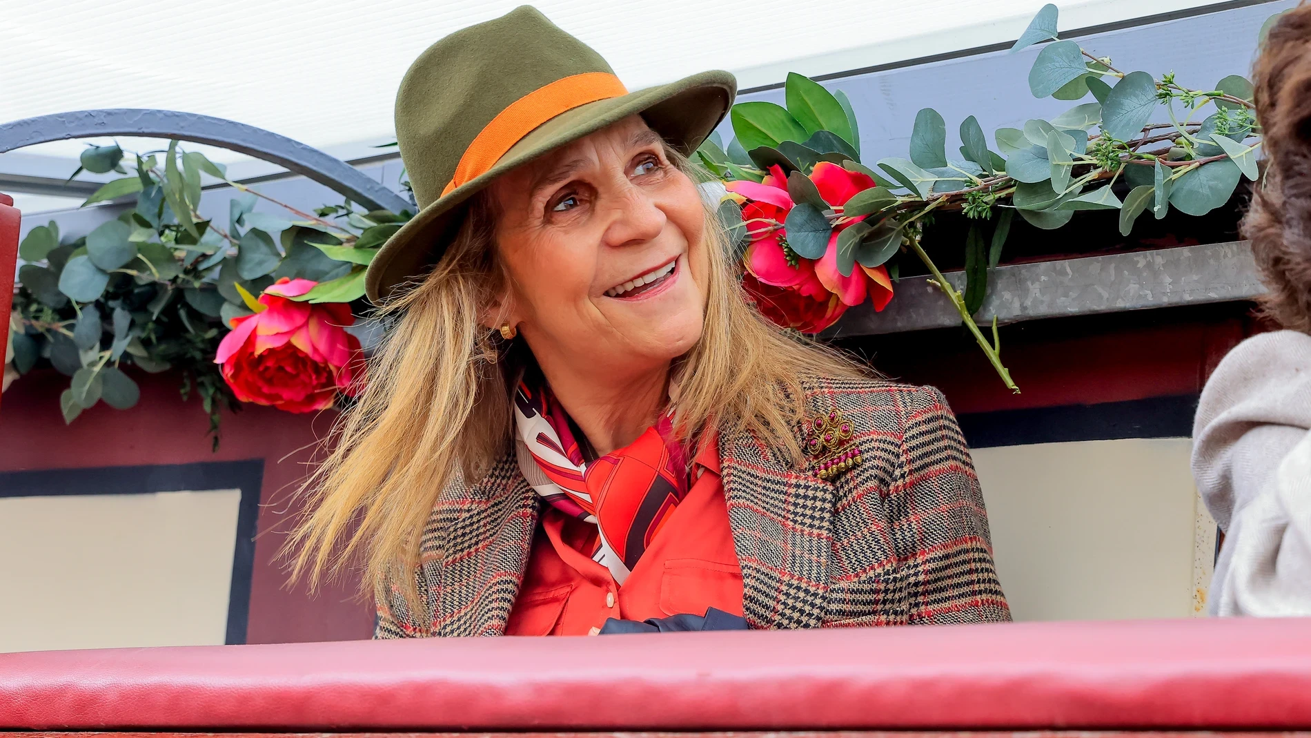El gesto de estilo de la infanta Elena en Las Ventas: el sombrero que redefine un look clásico