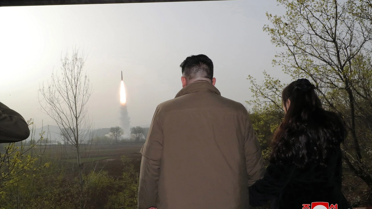 Kim Jong Un supervisa la prueba de un nuevo y potente motor para un misil balístico intercontinental