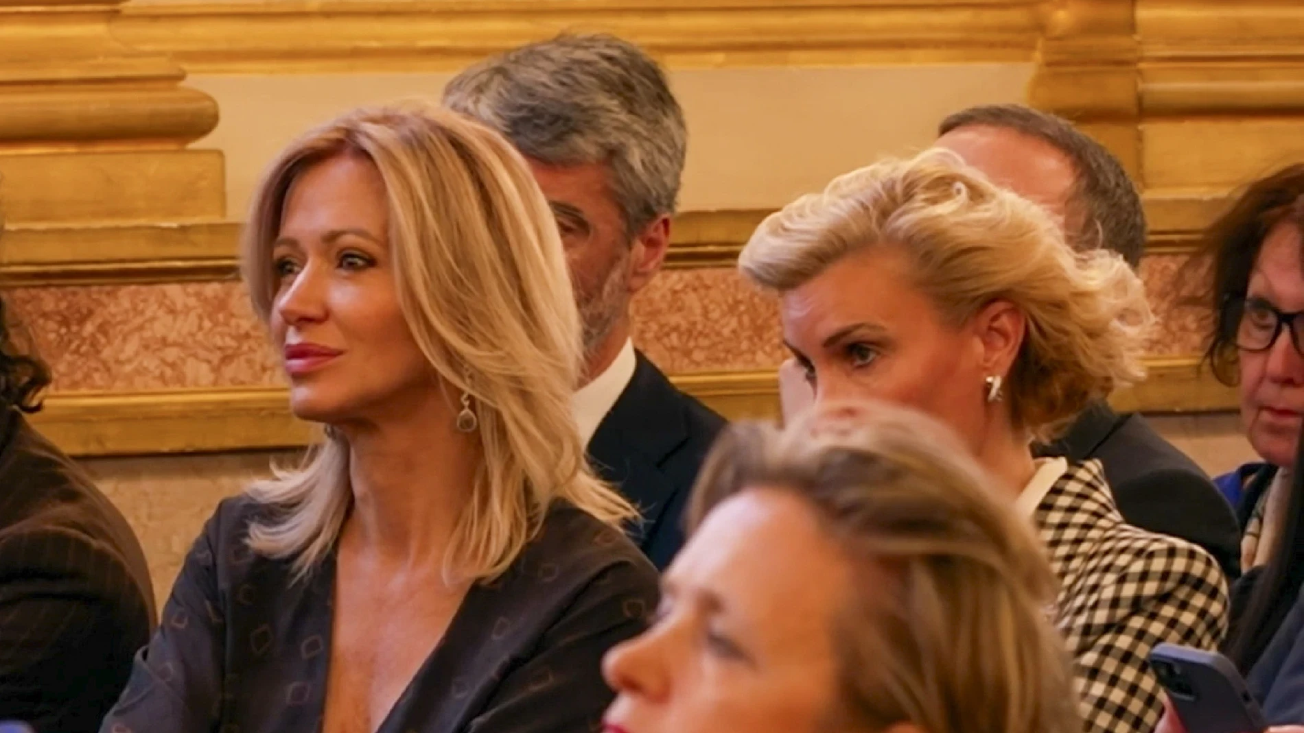Susanna Griso sorprende en el acto del rey Juan Carlos en París: minimalismo negro y escote favorecedor