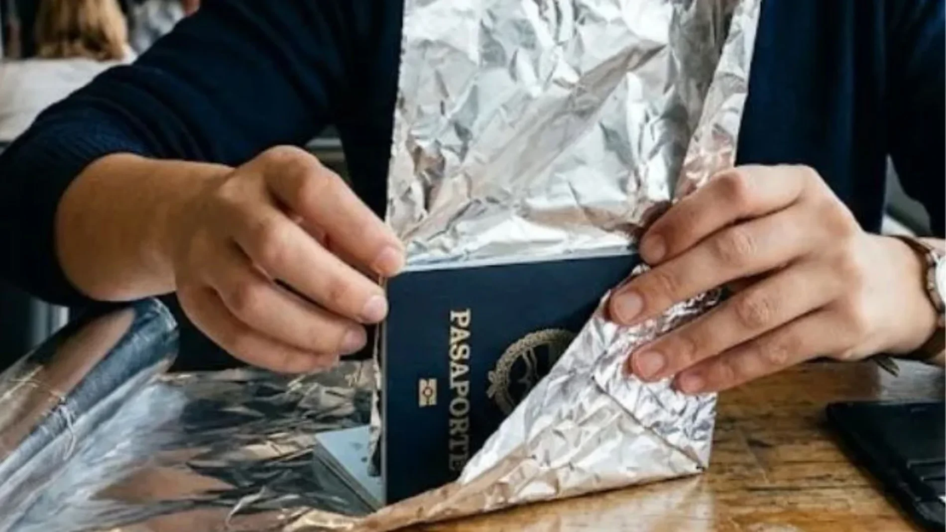 Cada vez es más frecuente envolver el pasaporte en papel de aluminio: este es el verdadero motivo por el que deberías hacerlo