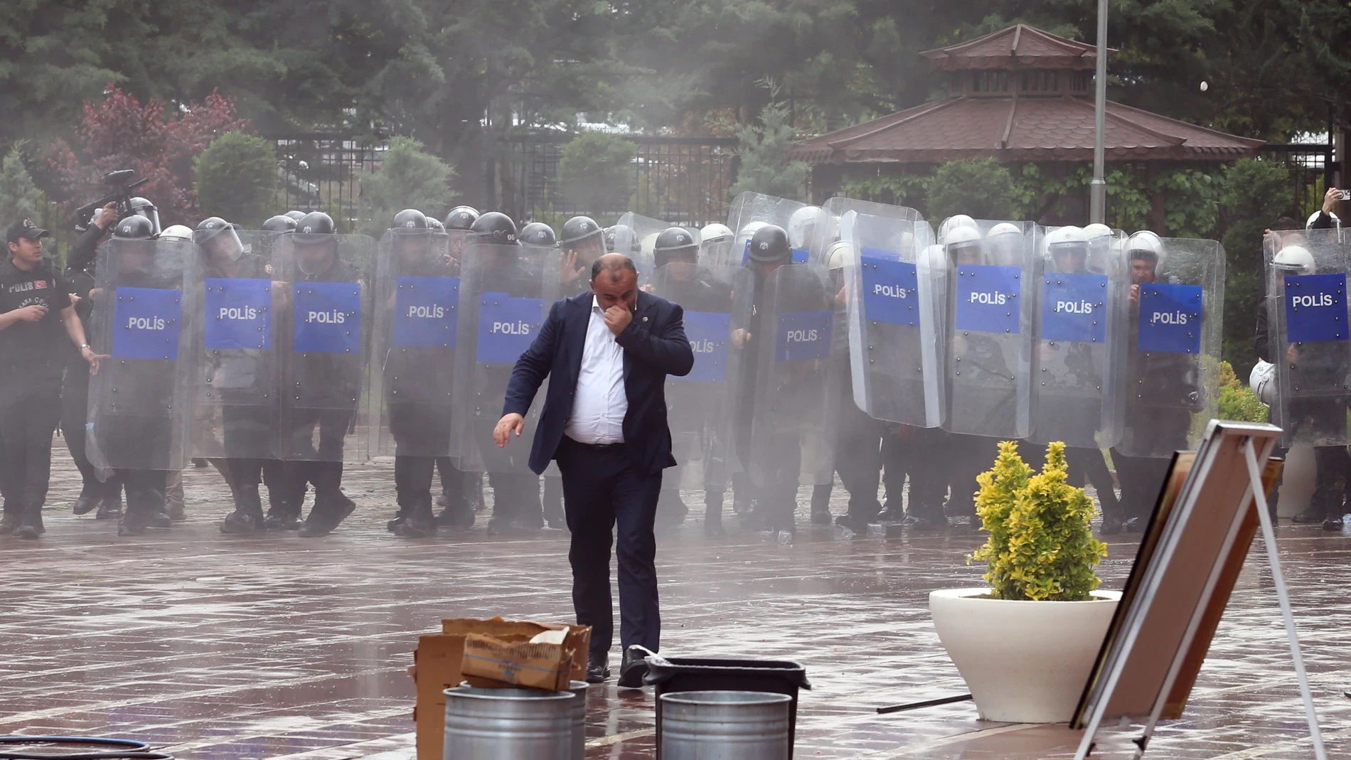 La Policía evacúa la sede del opositor Partido Socialdemócrata en Ankara ante la disputa por el liderazgo