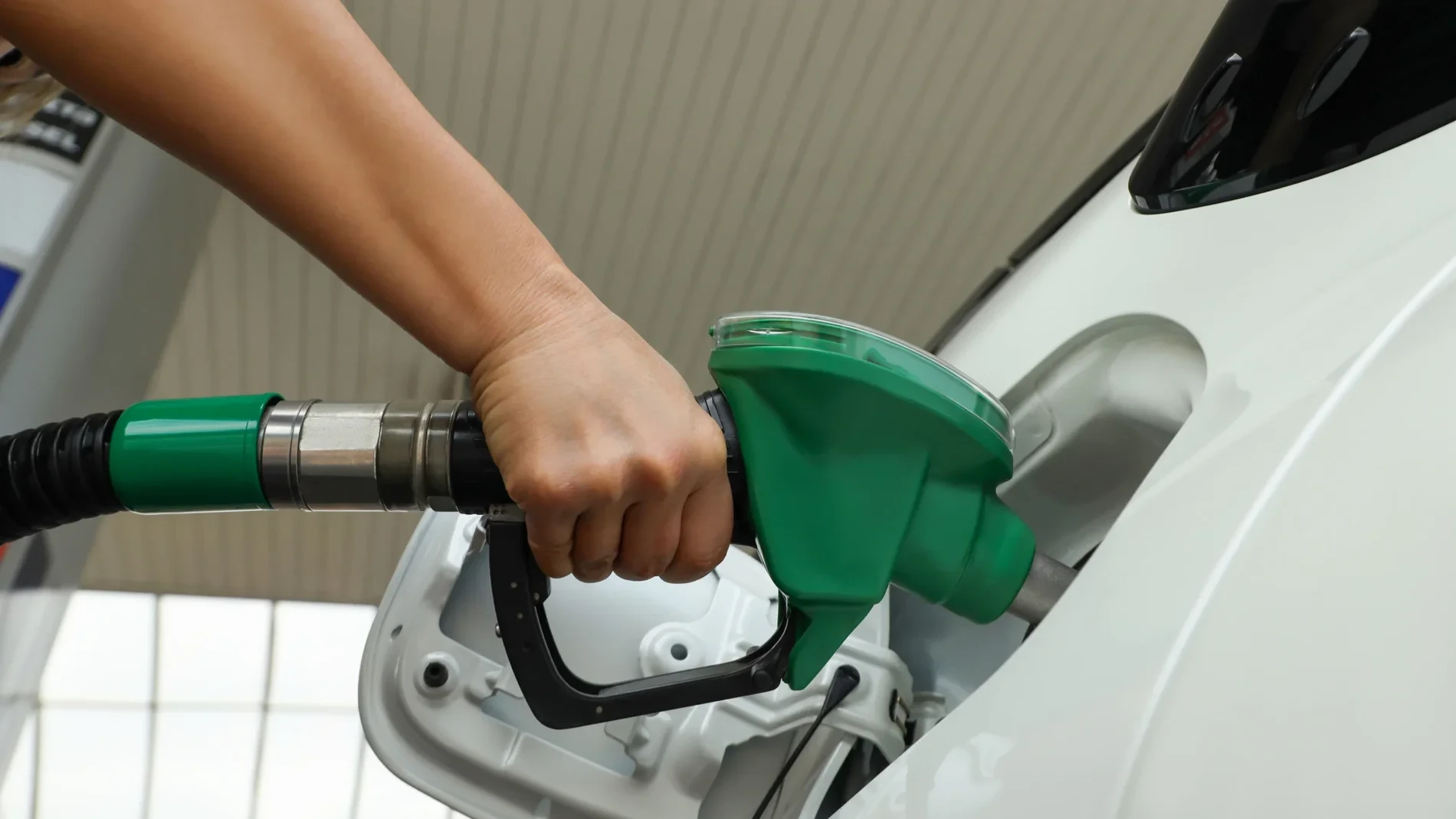 Los consejos de un mecánico para ahorrar combustible tras el posible racionamiento avisado por la Unión Europea