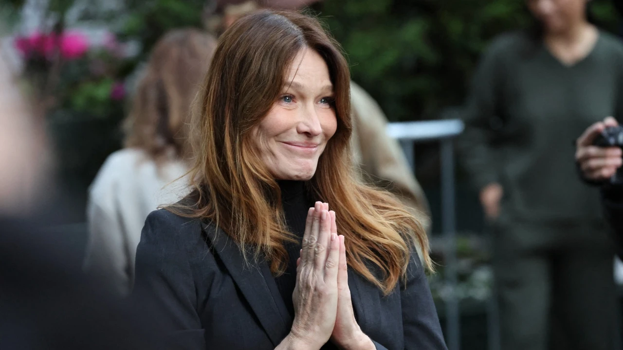 El look más elegante y parisino de Carla Bruni: traje negro, serenidad y mensaje de amor para despedir a Sarkozy