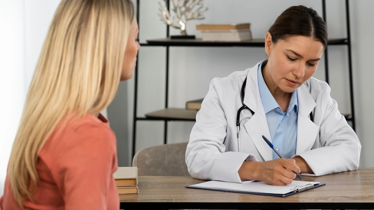 Las cosas que nunca deberías ocultar a tu médico, según los expertos