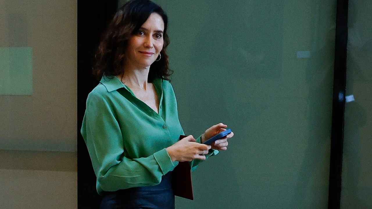 Blusa verde + pantalones de piel: el combo de Isabel Díaz Ayuso que triunfa también en la política