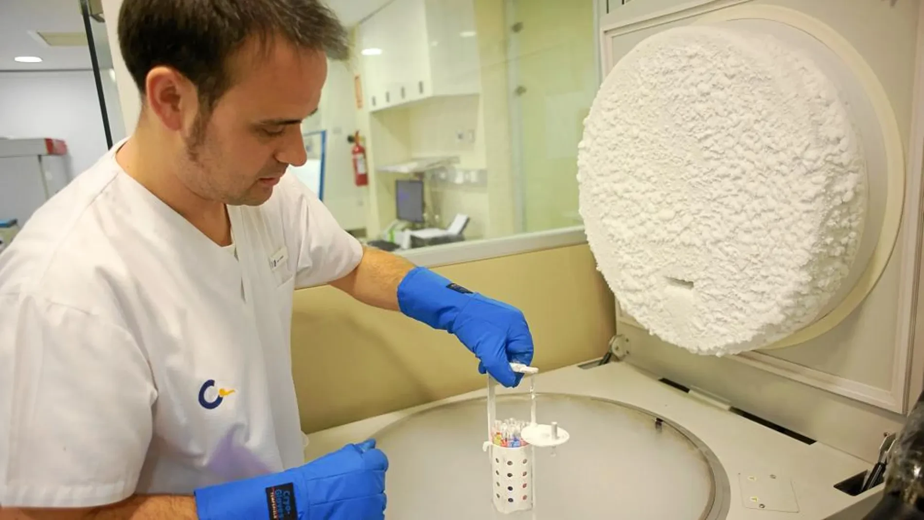 Un millón de embriones esperan almacenados en bancos de reproducción asistida en España