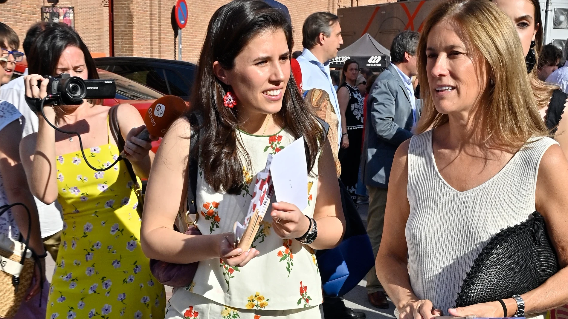 De Teresa Urquijo a Carmen Lomana: flores, vestidos románticos y el manual de estilo más elegante del verano en Las Ventas