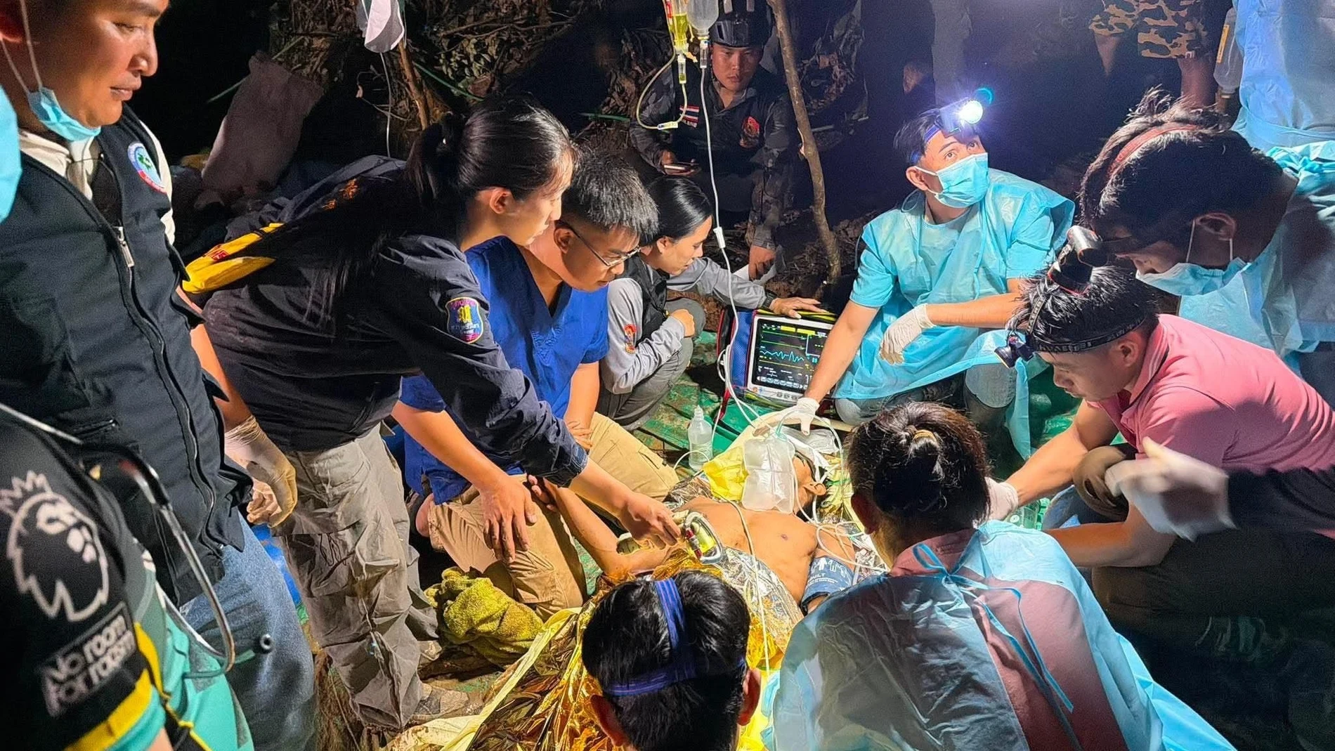 Rescatada con vida una de las cinco personas atrapadas en una cueva inundada en Laos