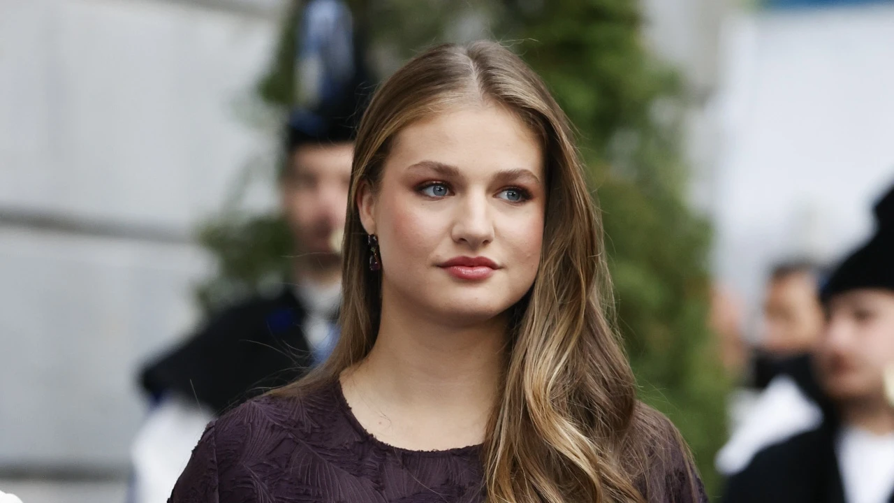 Leonor se consagra en Oviedo con un vestido color ciruela que redefine la elegancia real