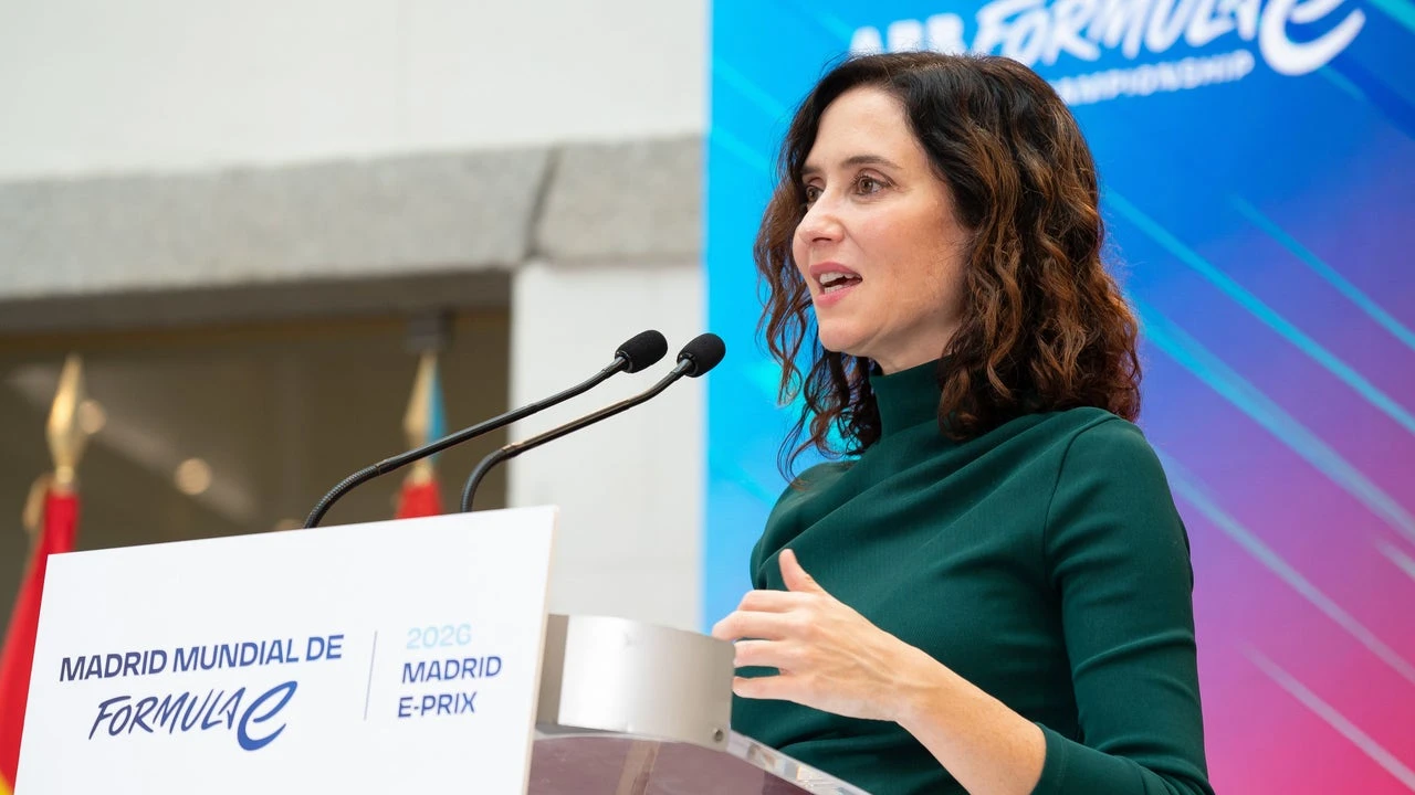 Ayuso rescata este jersey de punto con el que será todo un ejemplo de estilo en la oficina este invierno